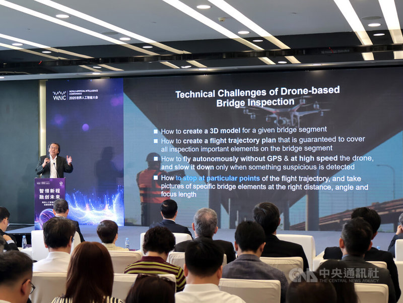 2025世界人工智能大會(WAIC)「兩岸人工智能融合發展創新論壇」27日上午舉行,台達電子台達研究院長闕志克於會上簡報。中央社記者李雅雯上海攝 114年7月27日