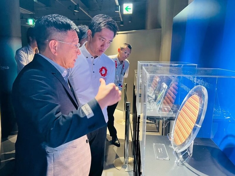 大阪府知事吉村洋文（後）26日造訪大阪世博TECH WORLD館，展開一場以「連結世界，共創美好未來生活」為主軸的探索之旅。在館長邱揮立（前）陪同下，參觀生命劇場、自然劇場與未來劇場，透過多感官互動體驗深入認識生命、自然與未來科技之間的緊密關聯。（TECH WORLD館提供）中央社記者戴雅真東京傳真　114年7月27日