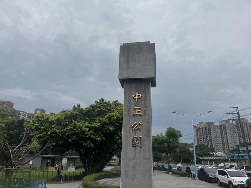 桃園市龜山警分局27日表示,26日晚間6時50分許,自強北路中正公園內發生一起酒醉男子隨機毆打孩童案,警方獲報立即趕抵現場與熱心民眾壓制逮捕犯嫌。(桃園市警局龜山分局提供)中央社記者吳睿騏桃園傳真 114年7月27日