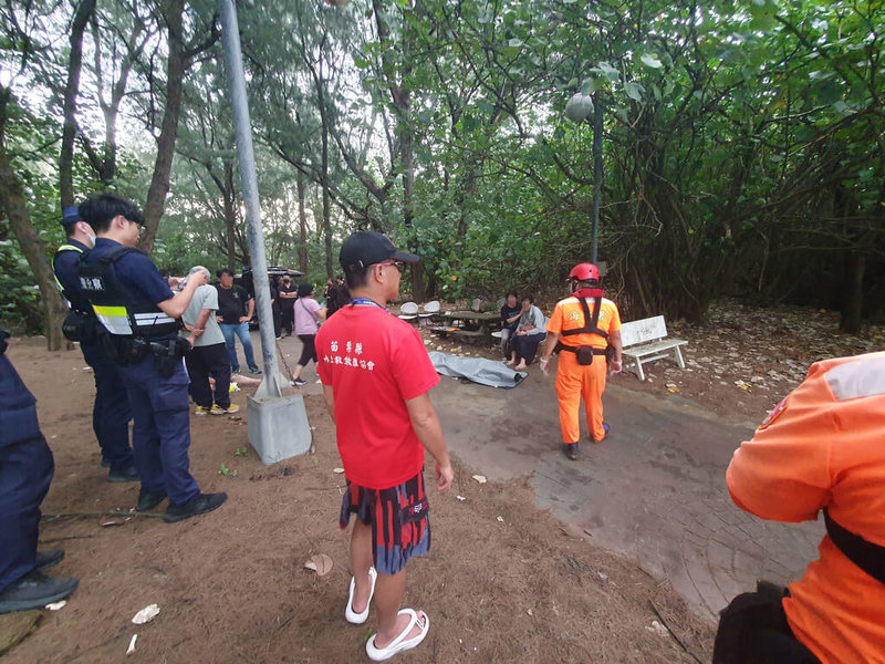 15歲吳姓男學生26日到苗栗縣竹南鎮一處沙灘戲水時,不慎遭海浪捲走失蹤。空勤總隊直升機27日執行沿岸搜索勤務,下午在崎頂海水浴場、距岸約400公尺處海面尋獲遺體,並吊掛上岸。(民眾提供)中央社記者魯鋼駿傳真 114年7月27日