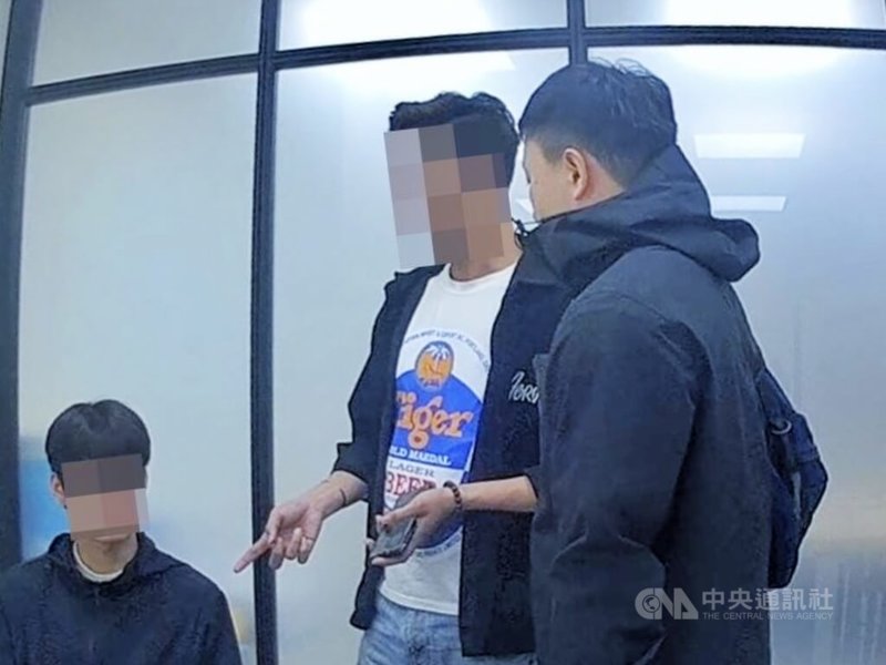 桃園市警局桃園分局表示，景福派出所員警在追查詐欺案件時，發現一名多次犯案車手竟是越南籍移工高姓男子（左1），利用求職期間協助領取贓款，警方循線追查將高男緝獲到案，並移請偵辦。（翻攝照片）中央社記者吳睿騏桃園傳真　114年7月27日