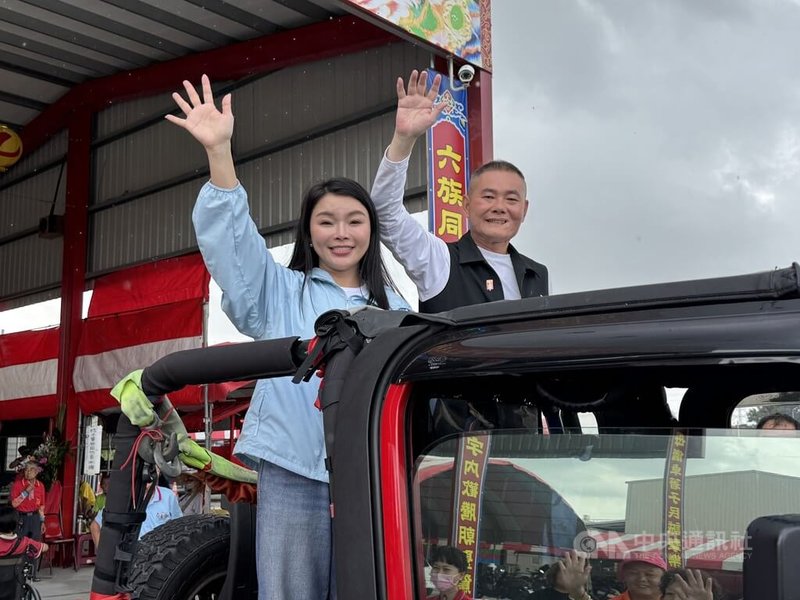 國民黨立委丁學忠(右)挺過罷免危機,27日與黨籍立委張嘉郡(左)以車隊掃街方式展開11鄉鎮謝票。中央社記者姜宜菁攝 114年7月27日
