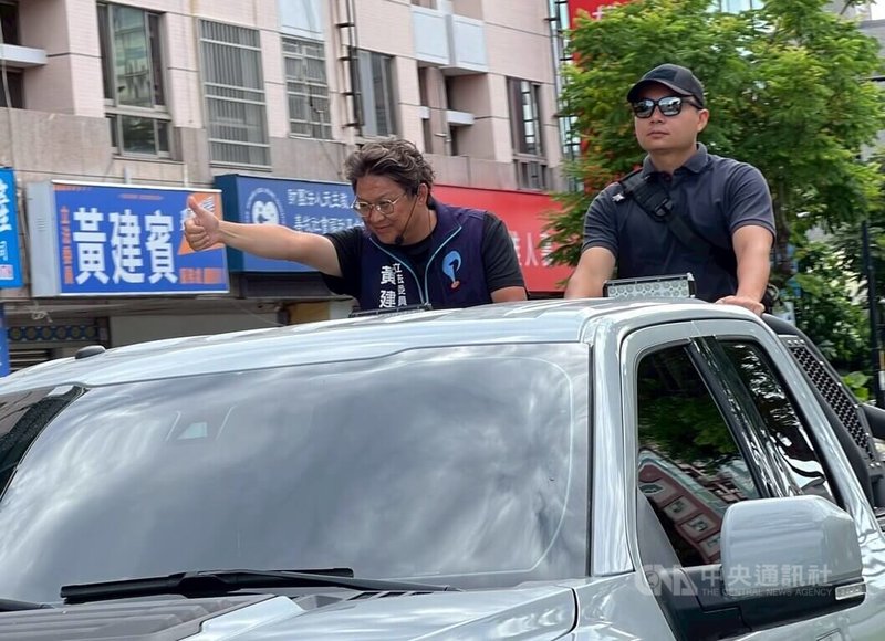 台東罷免投開票結果，國民黨立委黃建賓不僅未被罷免，不同意票還比他當選立委多出9000餘張。黃建賓（左）27日一早展開車掃謝票行程，沿路揮手感謝支持者。中央社記者盧太城台東攝  114年7月27日