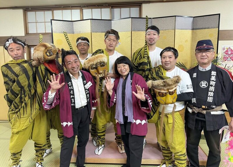 嘉義市與日本宮城縣加美町多次交流,市長黃敏惠(前右3)應加美町長石山敬貴(前左2)邀約,於26日晚間觀賞當地傳統表演。(嘉義市政府提供)中央社記者黃國芳傳真 114年7月27日