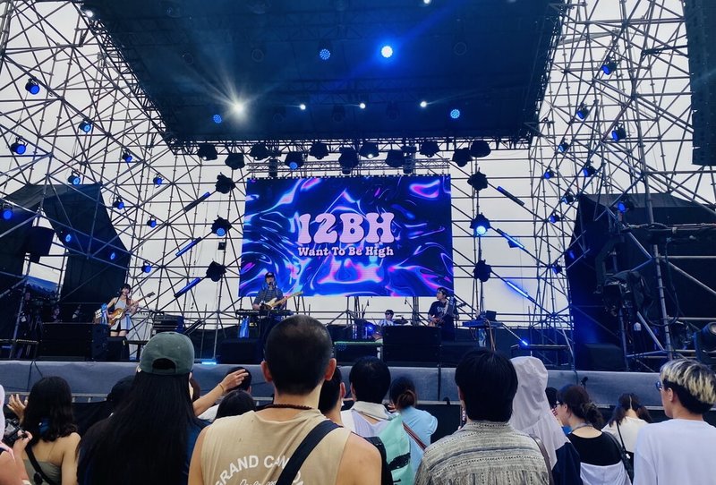 2025貢寮海洋音樂祭27日繼續在福隆海水浴場沙灘開唱,人氣卡司輪番上陣掀起音樂浪潮,韓國樂團12BH也展現舞台魅力。(新北市府觀旅局提供)中央社記者黃旭昇新北市傳真 114年7月27日