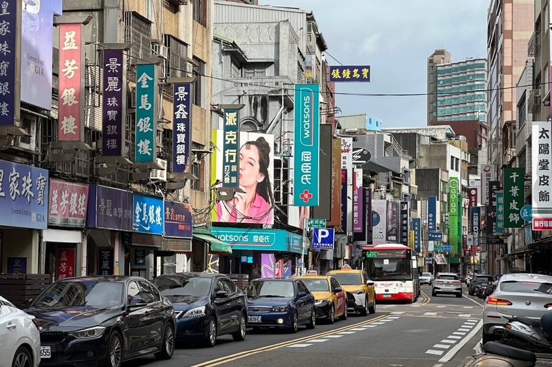 為改造舊市區街景,桃園市都發局優先選定桃園區中正路、博愛路一定範圍內店家,鼓勵招牌更換並給予全額補助,公告日起2年內申請店家最高補助新台幣15萬元。(桃園市政府都市發展局提供)中央社記者吳睿騏桃園傳真 114年7月27日