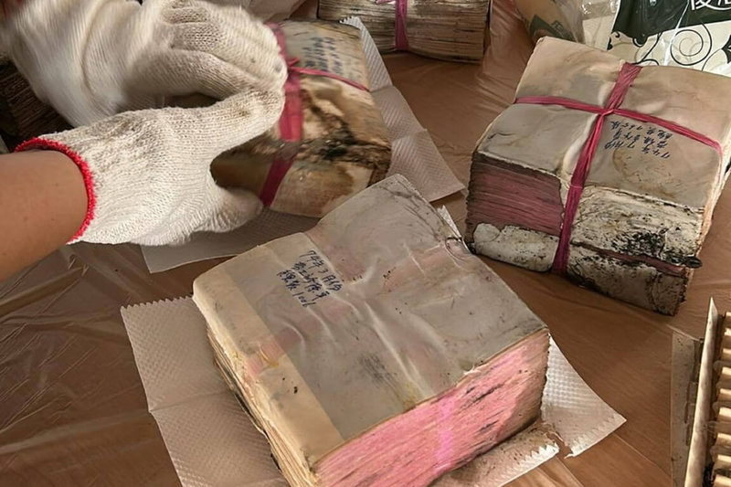 位於台南市北門區的台灣烏腳病醫療紀念館,原址為王金河醫師診療所,建物因颱風丹娜絲遭受災損,館方號召志工搶救重要文物,整理出早年診所文件等文物。(台南市文化局提供)中央社記者楊思瑞台南傳真 114年7月27日