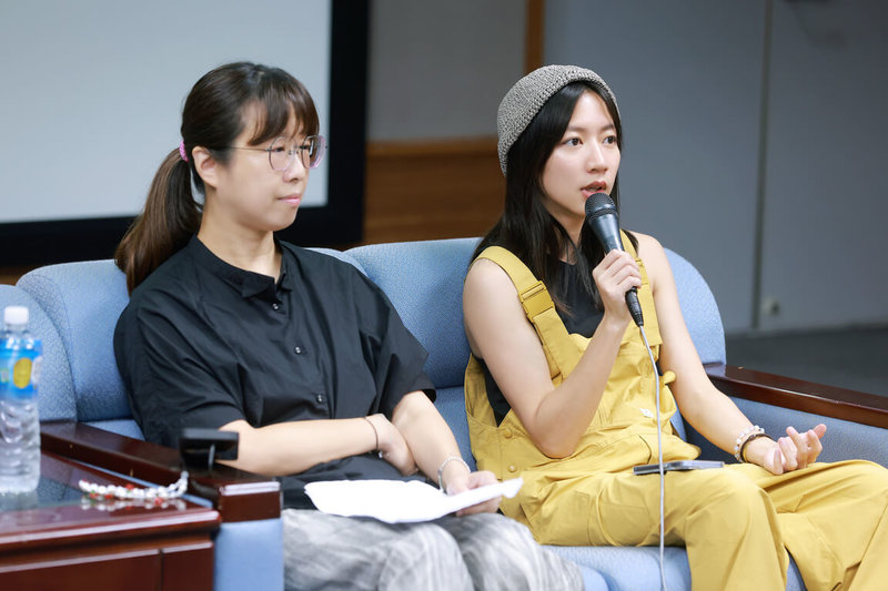 由公視台語台主辦的「台語台表演班」系列講座持續展開,演員陳妤(右)與經紀人劉恬恬(左)同台對談,公開分享合作經驗。(公視台語台提供)中央社記者洪素津傳真 114年7月27日