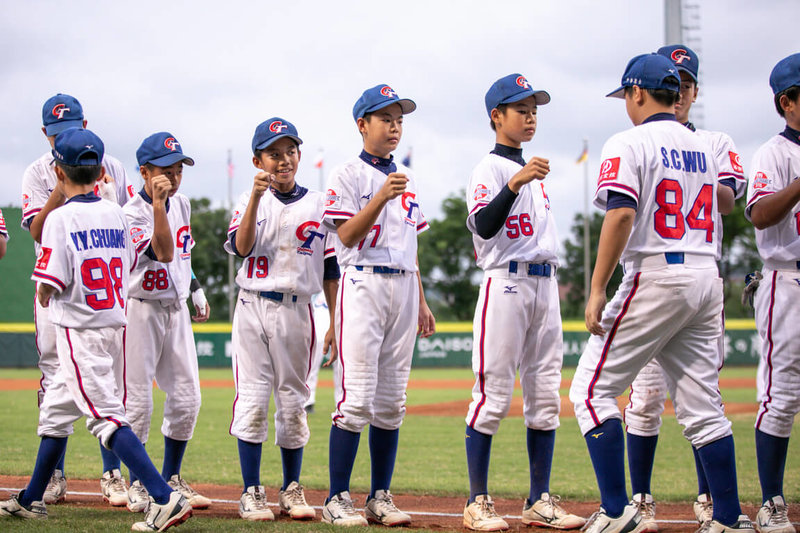 U12世界盃棒球賽在台南亞太國際棒球訓練中心進行，台灣隊（圖）27日迎戰賽前同樣不敗的日本隊，但投手群沒能壓制，終場以2比7吞下此次賽會首敗。（中華民國棒球協會提供）中央社記者謝靜雯傳真　114年7月27日