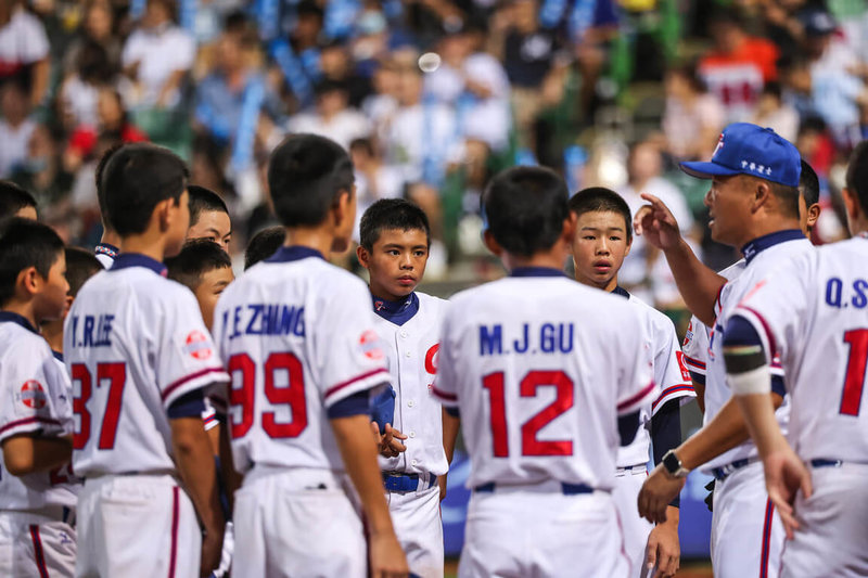 U12世界盃棒球賽台灣隊27日與日本交手,以2比7吞下此次賽會首敗,賽後球員難掩失落心情,總教練章子健(右)稱讚大家有扛住壓力,接下來比賽會越來越好。圖為教練集合球員講話情形。(中華民國棒球協會提供)中央社記者謝靜雯傳真 114年7月27日