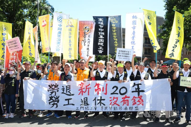 台灣工人鬥陣總工會、尊嚴勞動修法聯盟等團體,1日上午在行政院門口舉行「勞退新制20年,勞工退休沒有錢」記者會,高喊「本勞提撥不足、移工沒有提撥、改革全是騙局」等口號,期盼政府改革勞退新制。中央社記者謝佳璋攝 114年7月1日