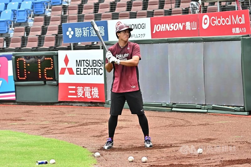 中華職棒樂天桃猿隊野手林立(圖)本季因腳傷影響出賽,桃猿隊27日在主場樂天桃園棒球場迎戰台鋼雄鷹隊,林立也隨隊練球,讓教練團確認狀況。中央社記者謝靜雯攝 114年7月27日