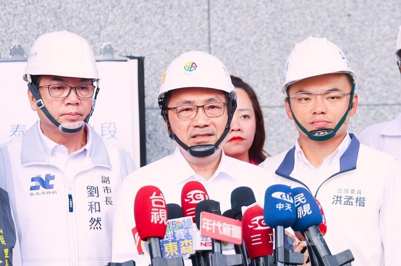 新北市長侯友宜(前中)27日接受媒體聯訪,就罷免第1階段全部未通過的結果表示,人民用投票還給立委一個公道;也呼籲總統賴清德要學著放下,尊重在野黨,面對問題,應攜手合作解決問題。中央社記者王鴻國攝 114年7月27日