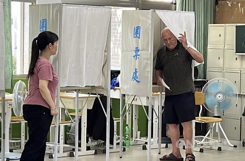 台東罷免案促使地方公民意識抬頭。不僅有年輕世代積極參與,更吸引來自醫界、學界、文化界及外籍傳教士等「政治素人」挺身而出,站上第一線,展現不同以往的政治參與面貌。圖為現年89歲、歸化台灣的白冷教會修士歐思定(右)26日前往投票。中央社記者盧太城台東攝 114年7月27日