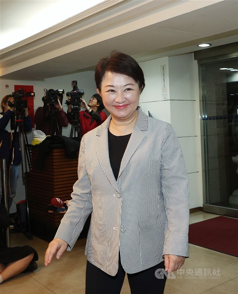 首波罷免案落幕,台中市長盧秀燕感謝台灣民眾黨主席黃國昌和支持者小草們,「未來繼續並肩前行」。(中央社檔案照片)