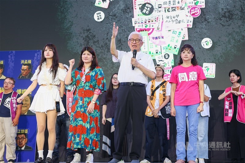 圖為聯電創辦人曹興誠（持麥克風者）26日發表談話。（中央社檔案照片）