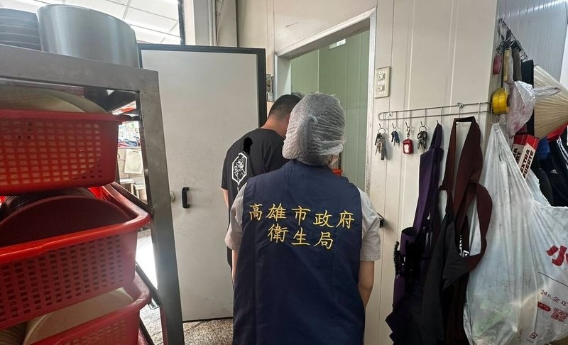 高雄市左營區一家鴨肉店爆出食安問題,有消費者目擊1隻老鼠在生鴨肉上爬動;高雄市衛生局27日派員前往查察。(高雄市衛生局提供)中央社記者蔡孟妤傳真 114年7月27日