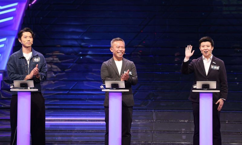 查核型綜藝節目「哈!真相大白了」探討多種社會真假消息,新聞人鄧崴(左起)、彭光偉與社民黨台北市議員苗博雅近期一同錄製節目。(公視提供)中央社記者洪素津傳真 114年7月27日