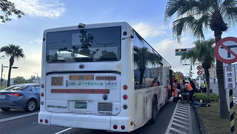 高雄市一名公車駕駛日前行經前鎮區中華五路時,被發現趴臥方向盤無動靜,警消獲報到場後,緊急將其送醫,但仍宣告不治。(高雄市消防局提供)中央社記者蔡孟妤傳真 114年7月27日