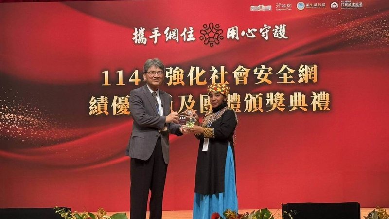 高雄市民國114年強化社會安全網績優人員及團體評選中,有2名社工、1名個管員及2間醫院獲獎,其中,桃源區原住民族家庭服務中心社工高瑞華(右),是此獎項開辦以來,全國首名獲獎的原住民族家庭服務中心社工。(高雄市政府社會局提供)中央社記者張已亷傳真 114年7月27日