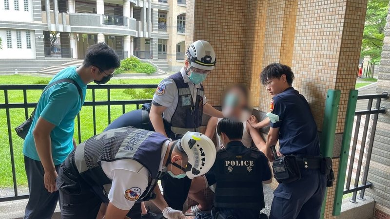 38歲王姓男子因案遭通緝,日前涉嫌竊走一台腳踏車,27日下午在高雄市苓雅區遭警方逮捕,緝捕過程中,王男持攜帶的美工刀劃傷脖子,所幸意識清楚,送醫治療無大礙,訊後被依竊盜等罪嫌移送法辦。(高雄市政府警察局苓雅分局提供)中央社記者張已亷傳真 114年7月27日