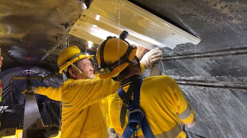 台鐵大武至瀧溪間27日中午因大鳥隧道內大量漏水導致電車無法行駛,經台鐵搶修後,晚間8時2分恢復通車。(台鐵提供)中央社記者余曉涵傳真 114年7月27日