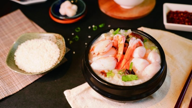 2025台灣美食展即將在8月1日登場，除了鮪魚解剖秀跟人氣主廚現場展演外，展覽會場還吃得到「十二月粥品」等排隊名店人氣美食。（台灣觀光協會提供）中央社記者余曉涵傳真　114年7月27日