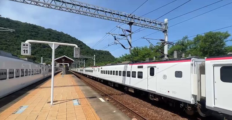 台鐵南迴大鳥隧道27日溢水造成電路故障,大武至瀧溪間中斷,預計約晚間7時前完成搶修復電。圖為列車停靠在瀧溪火車站等待。(讀者提供)中央社記者盧太城台東攝 114年7月27日