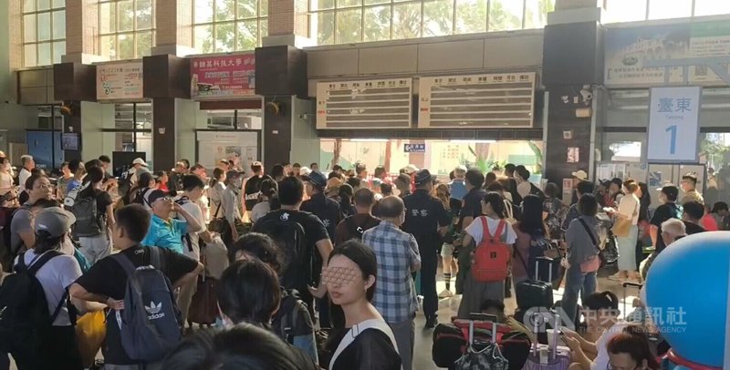 台鐵南迴路段27日因地下水溢流入大鳥隧道,造成電路故障,大武至瀧溪間中斷,大武、瀧溪、台東火車站爆人潮。圖為台東火車站擠滿旅客。中央社記者盧太城台東攝 114年7月27日
