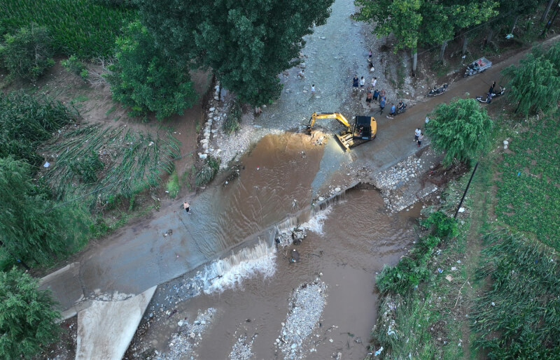 中國河北易縣25日搶修受洪災影響道路。(中新社)