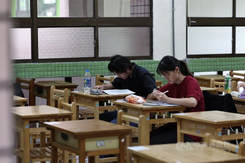 圖為114年分科測驗,考生在座位上做最後衝刺。(中央社檔案照片)
