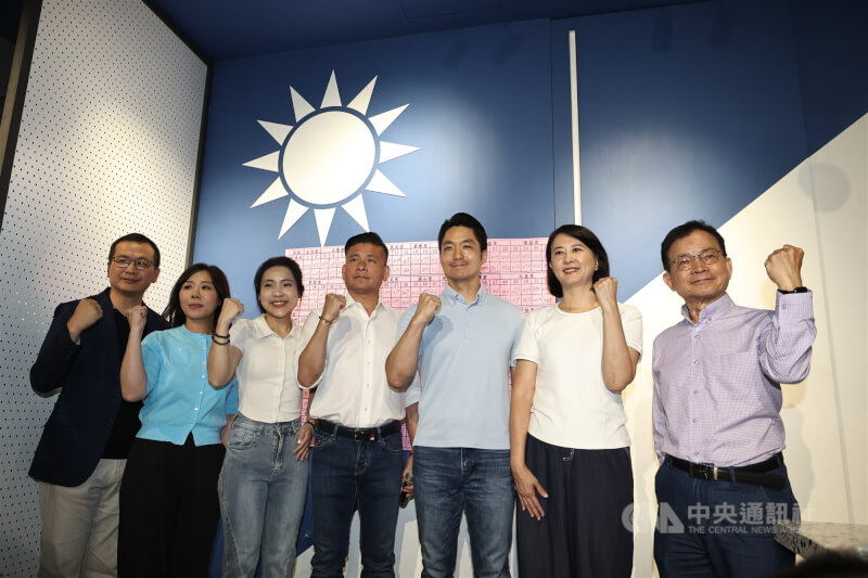首波大罷免國民黨台北市5席立委全數守住,台北市長蔣萬安(右3)與議長戴錫欽(左4)晚間率立委羅智強(左起)、李彥秀、徐巧芯及賴士葆(右起)、王鴻薇一同出面受訪,感謝選民支持並振臂合影。中央社記者翁睿坤攝 114年7月26日