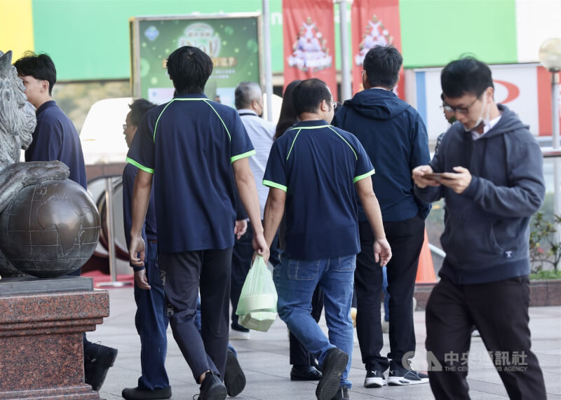 圖為台北市中正區新光大樓門口進出的上班族。(中央社檔案照片)