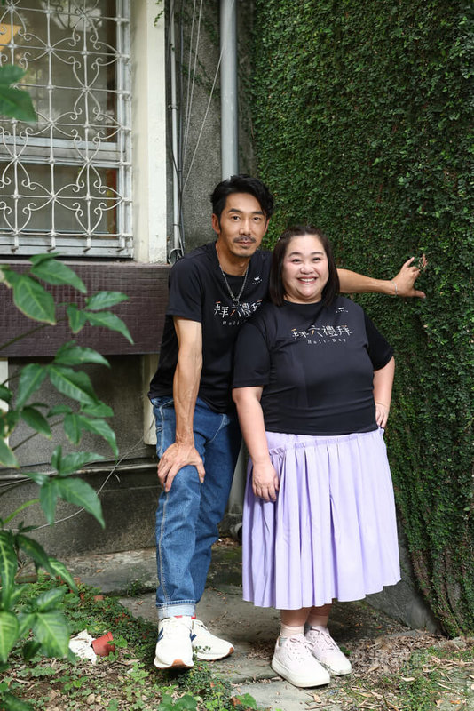 演員鍾欣凌(右)和李李仁(左)在戲劇「拜六禮拜」攜手合作,鍾欣凌飾演缺愛的失婚女子,面臨工作和愛情的層層考驗。中央社記者王騰毅攝 114年7月27日