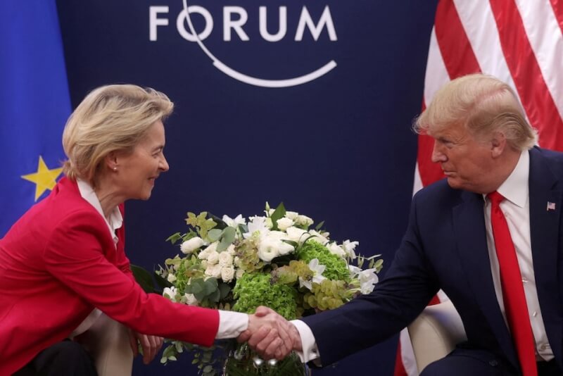 歐盟執委會主席范德賴恩與美國總統川普2020年在世界經濟論壇會面。(路透社)