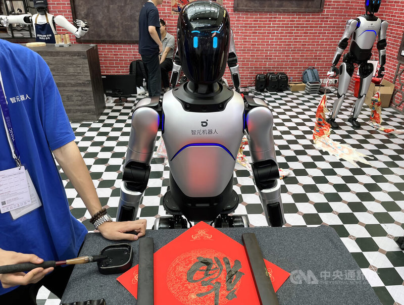 2025人工智能大會展區「WAIC里.技能大舞台」集結多家廠商人形機器人應用場景,文藝機器人現場揮毫寫出「福」字。中央社記者李雅雯上海攝 114年7月28日