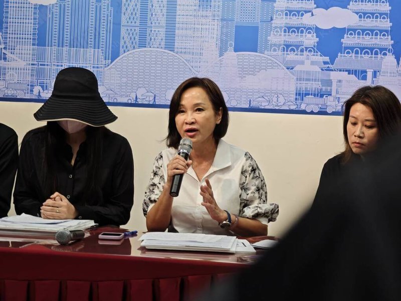 一名女患者日前赴高雄某醫院接受胃部手術後不幸身亡，家屬28日在國民黨立委柯志恩（中）等民代陪同下開記者會要求政府調查。（國民黨高雄市黨部提供）中央社記者蔡孟妤傳真　114年7月28日