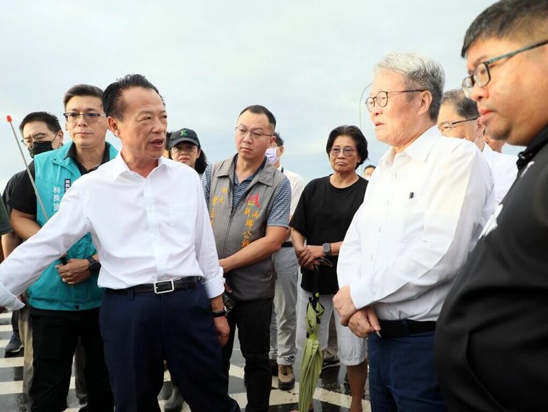 行政院政務委員陳金德（前右2）28日在嘉義縣長翁章梁（前左1）、民進黨立委蔡易餘（前右1）等人陪同下，前往六腳鄉光南橋，針對六腳大排周邊排水進行視察。（嘉義縣政府提供）中央社記者黃國芳傳真　114年7月28日