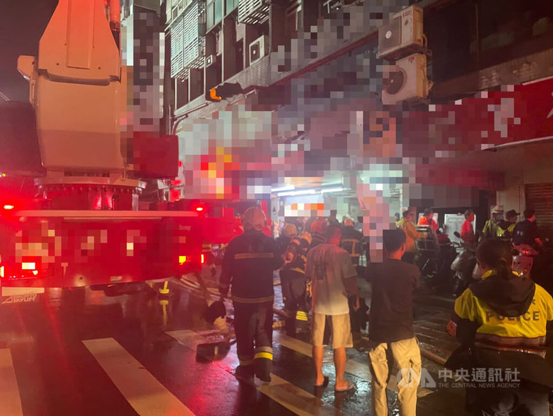台北市大同區某棟大樓12樓27日晚間發生火警,警消獲報緊急出動人車救援,轄區警方現場發現有毒品紀錄的62歲胡姓男住戶涉嫌縱火,立即依現行犯將他逮捕。(翻攝照片)中央社記者黃麗芸傳真 114年7月28日
