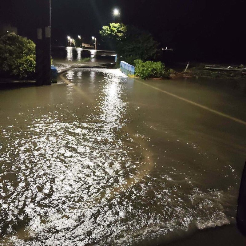 台中市28日凌晨開始降雨,恰逢海水滿潮,大安區中庄里南海路附近嚴重積淹水。(莊明堯提供)中央社記者趙麗妍傳真 114年7月28日
