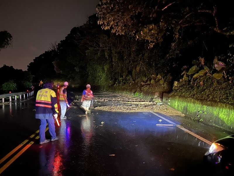 受到低壓帶影響,宜蘭縣頭城鎮27日晚間下起大雨,造成北宜公路68公里處邊坡土石崩落(圖)。(讀者提供)中央社記者王朝鈺傳真 114年7月28日
