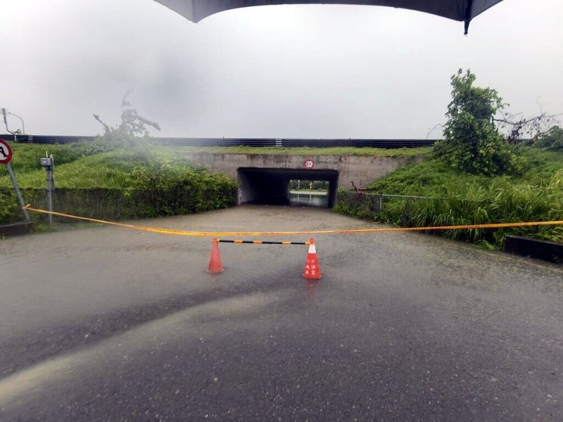 低壓帶及西南風影響,嘉義縣28日有局部豪雨或大豪雨,朴子市台82線13.1公里旁便道車道積水,實施預警性封閉管制。(嘉義縣政府提供)中央社記者黃國芳傳真 114年7月28日