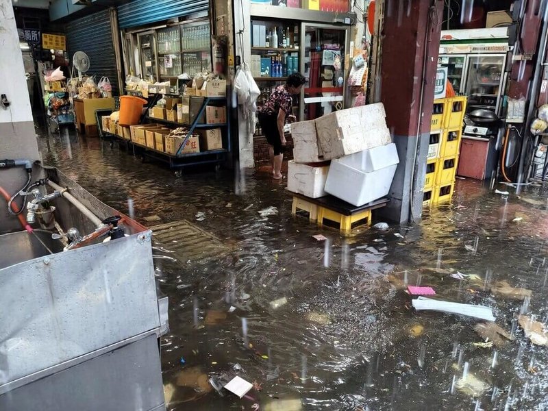 受低壓大豪雨影響,嘉義縣政府28日緊急發布停班、停課訊息。圖為朴子市區雜貨店淹水。(楊石旭提供)中央社記者黃國芳傳真 114年7月28日