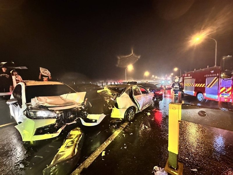 國道1號北上苗栗縣銅鑼路段27日深夜發生9車連環追撞事故,造成1人死亡、7人受傷。(民眾提供)中央社記者魯鋼駿傳真 114年7月28日