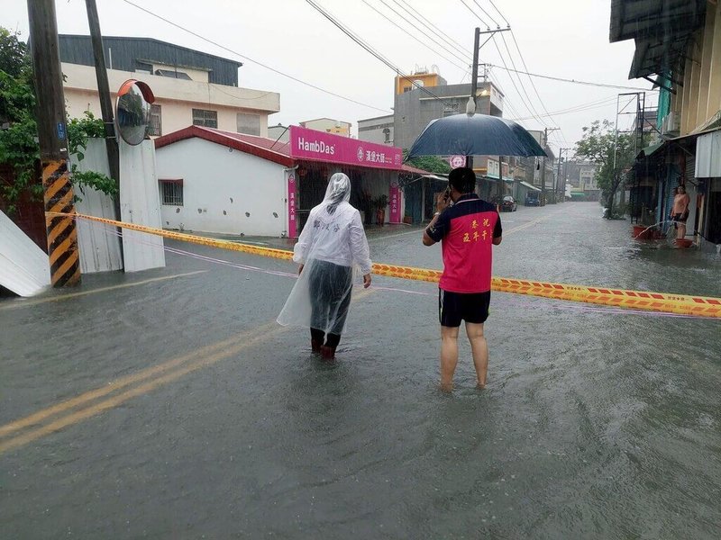 受低壓大豪雨影響,嘉義縣太保市低窪地區28日淹水,市長鄭淑分(左)前往勘察。(鄭淑分提供)中央社記者黃國芳傳真 114年7月28日