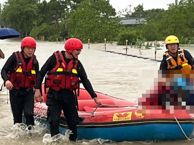 嘉義縣28日清晨起降豪大雨,部分地區出現積淹水災情,縣府緊急成立二級災害應變中心,消防局上午已處理12起民眾脫困與撤離案件。(嘉義縣消防局提供)中央社記者黃國芳傳真 114年7月28日