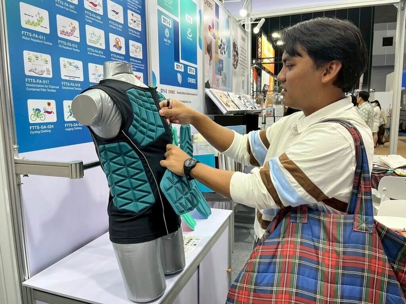 歐都納、紡拓會縫製技術研發中心與山王工業3方合作,共同開發安全防護防摔服飾,上週參加泰國國際紡織展,成功獲得泰國、越南、印尼等東南亞買主青睞。(紡拓會提供)中央社記者曾仁凱傳真 114年7月28日