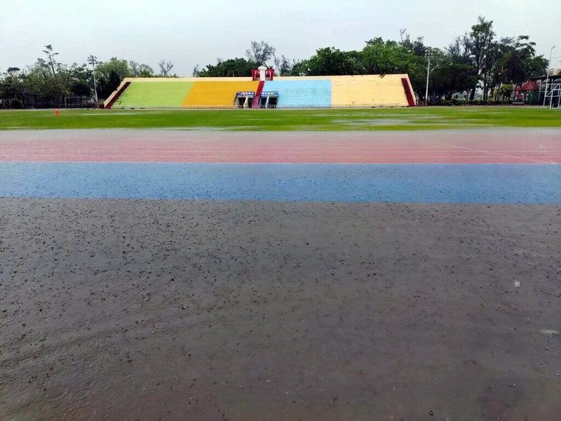 受低壓帶與西南風影響,嘉義縣28日清晨起降大豪雨,部分地區出現積淹水災情,東石國中的操場嚴重淹水,PU跑道已有隆起。(東石國中提供)中央社記者黃國芳傳真 114年7月28日