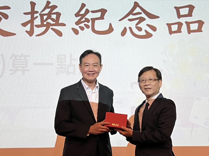 警政署刑事局攜手新北市政府主計處，28日下午共同辦理114年度專案廉政宣導，刑事局長周幼偉（左）與新北市主計處長吳建國（右）先後致詞，並互贈紀念品。（刑事局提供）中央社記者黃麗芸傳真　114年7月28日