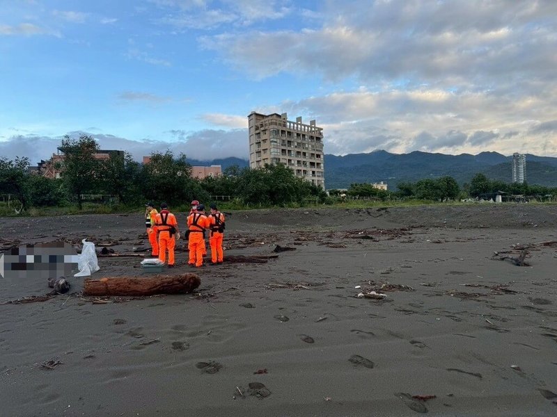 宜蘭縣頭城鎮75歲游姓婦人27日外出打算到山區抓蝸牛卻徹夜未歸，28日凌晨被發現陳屍大坑沙灘，經初步勘驗，現場沒有打鬥跡象，遺體也無明顯外傷，為釐清確切死因，後續將報請檢察官相驗。（讀者提供）中央社記者王朝鈺傳真　114年7月28日